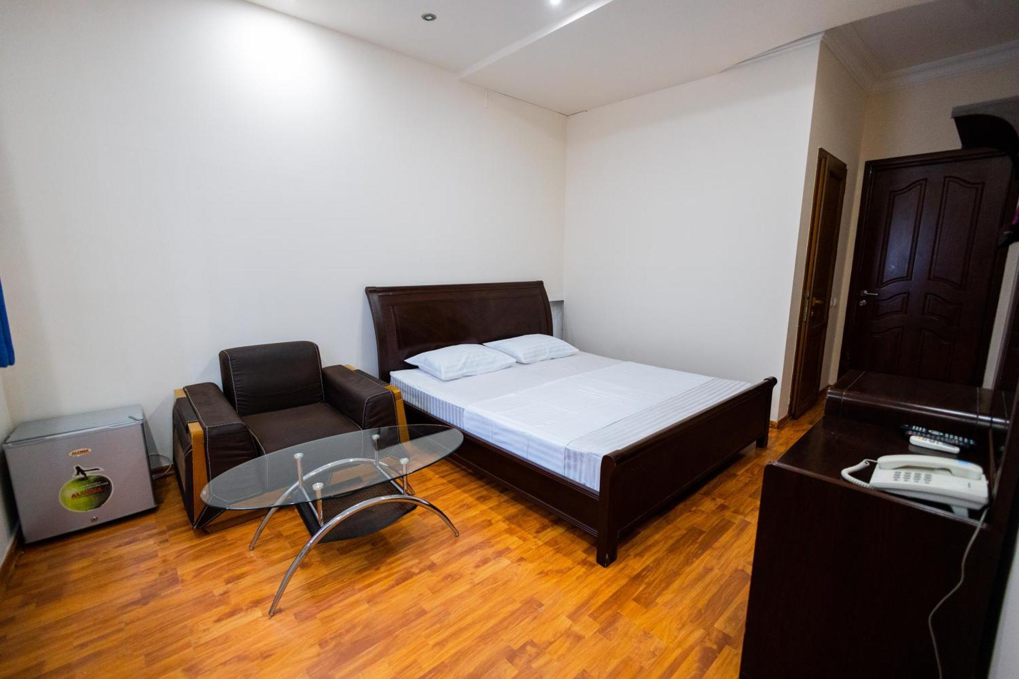 Yan Hotel Yerevan Exterior photo