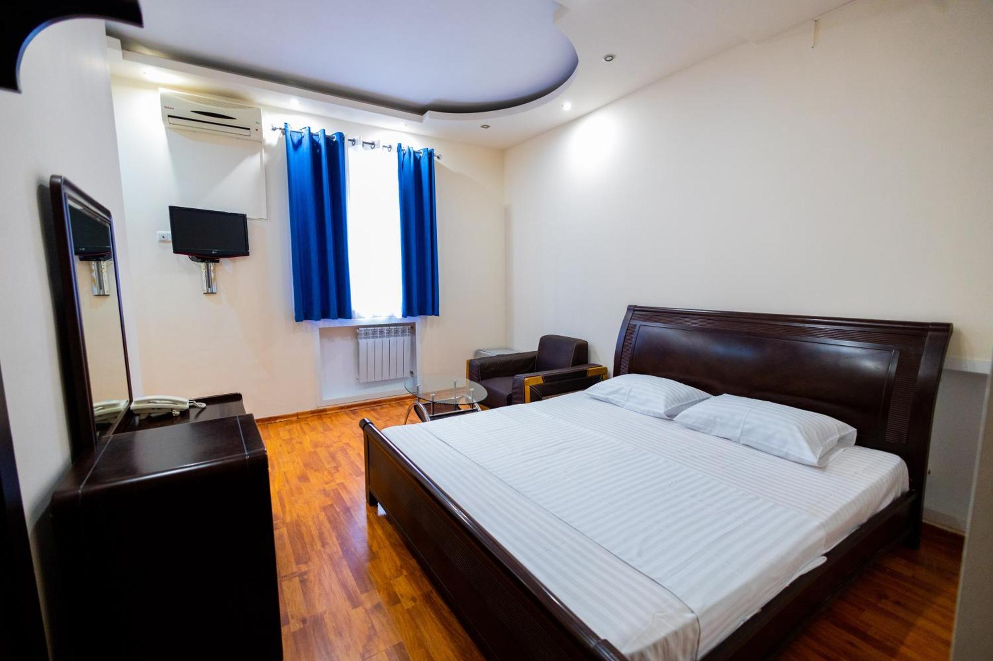 Yan Hotel Yerevan Exterior photo